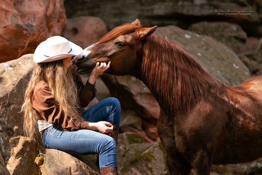 Pferd Pony mit Besitzer kuscheln im Steinbruch Brego 